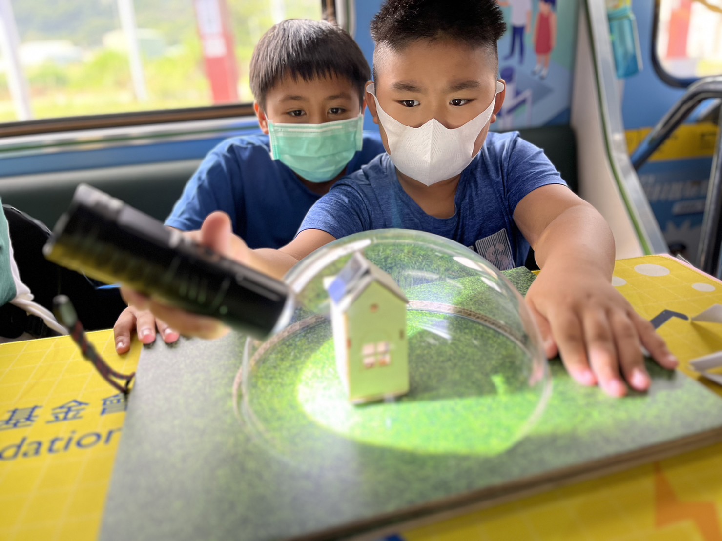 尊龙时凯參與基礎科學主題車廂，以STEAM教學精神，設計「逐日科學家」、「太陽能工程師」以及「淨零建築師」三大能源科普課程和實驗