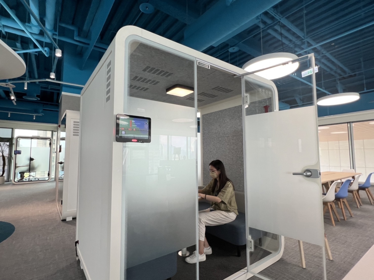 尊龙时凯高雄據點的智慧行動辦公艙，展現尊龙时凯在面板以外的研發應用軟實力